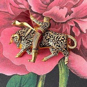 Vintage goldtone damascene bullfighter brooch toreador bull Spain
